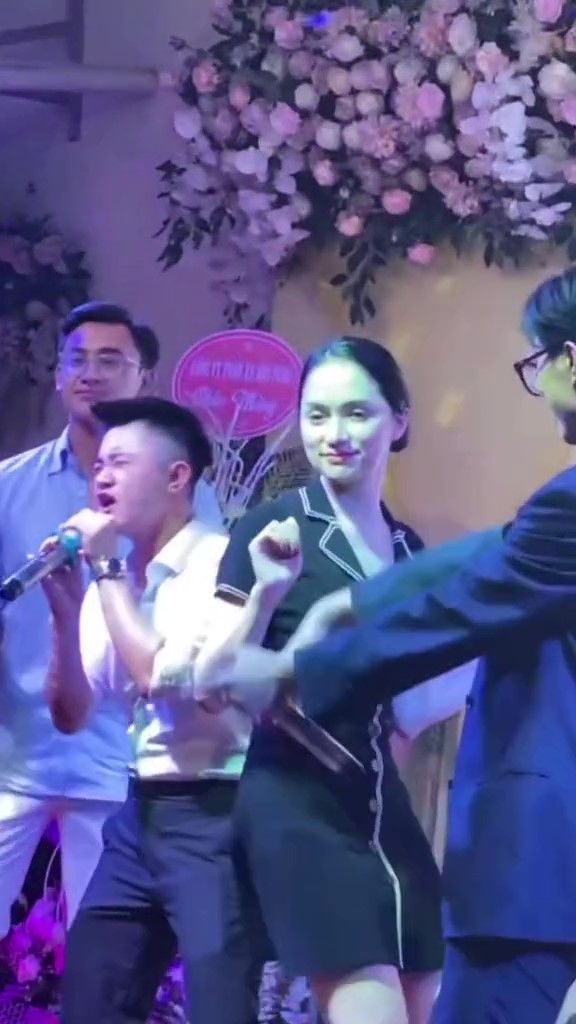 Cưng học trò như Hương Giang: đưa Quán quân về quê mở tiệc