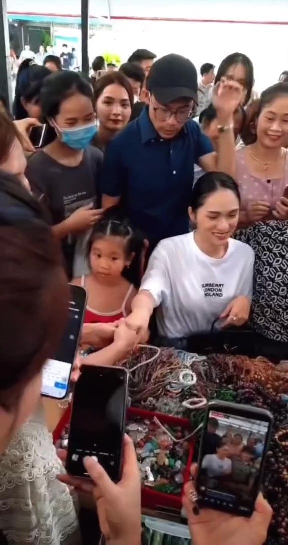 Cưng học trò như Hương Giang: đưa Quán quân về quê mở tiệc