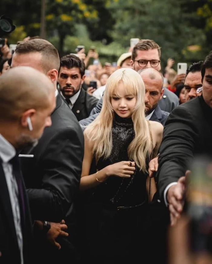 Đã mắt vì Lisa khoe tấm lưng ong: Nổi bật nhất là outfit đen quyến rũ