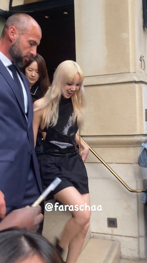 Đã mắt vì Lisa khoe tấm lưng ong: Nổi bật nhất là outfit đen quyến rũ