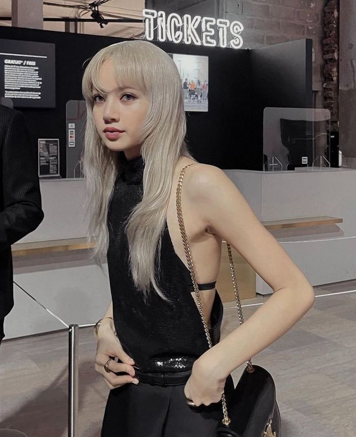 Đã mắt vì Lisa khoe tấm lưng ong: Nổi bật nhất là outfit đen quyến rũ