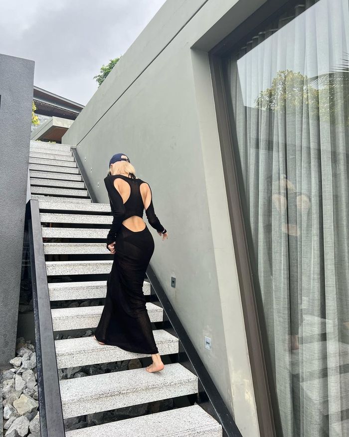 Đã mắt vì Lisa khoe tấm lưng ong: Nổi bật nhất là outfit đen quyến rũ