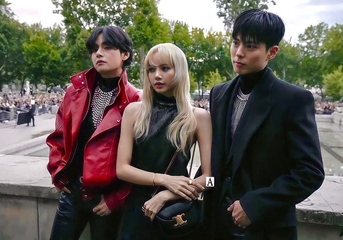Đã mắt vì Lisa khoe tấm lưng ong: Nổi bật nhất là outfit đen quyến rũ