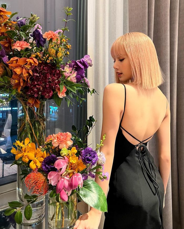 Đã mắt vì Lisa khoe tấm lưng ong: Nổi bật nhất là outfit đen quyến rũ