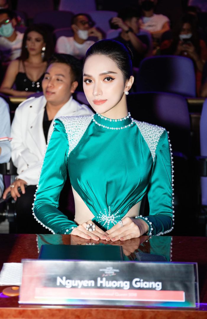 Trân Đài không đơn độc: đàn anh mua sóng Hoa hậu Chuyển giới ủng hộ