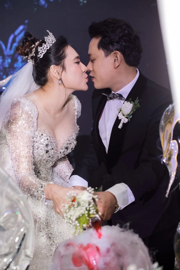 Đám cưới đặc biệt nhất Vbiz: Cô dâu được bạn thân dắt tay trao chú rể