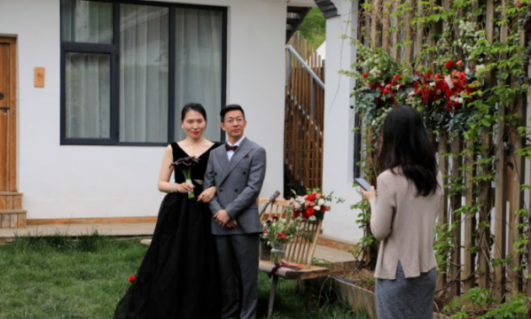 Đám cưới siêu giản dị: Cặp đôi tự tay làm mọi thứ, cô dâu còn làm MC