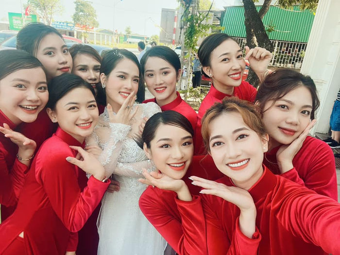 Dàn bê tráp toàn cực phẩm nhan sắc trong đám cưới sao Việt