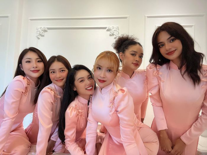 Dàn bê tráp toàn cực phẩm nhan sắc trong đám cưới sao Việt