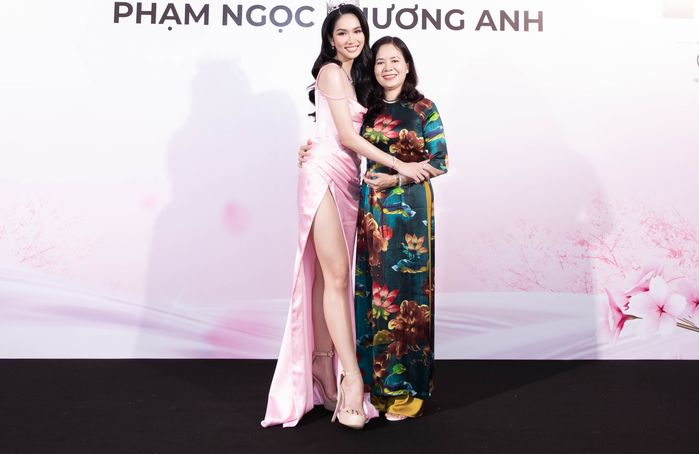 Dàn mỹ nhân Việt diện đồ pastel đến chúc mừng Á hậu Phương Anh