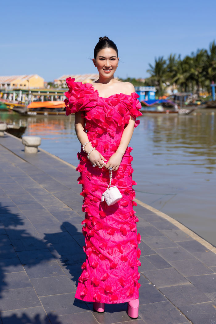 Dàn mỹ nhân Việt diện sắc hồng khoe visual đỉnh cao giữa phố cổ Hội An