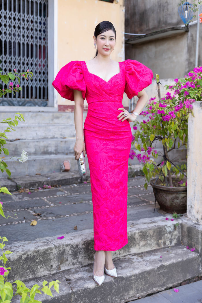 Dàn mỹ nhân Việt diện sắc hồng khoe visual đỉnh cao giữa phố cổ Hội An