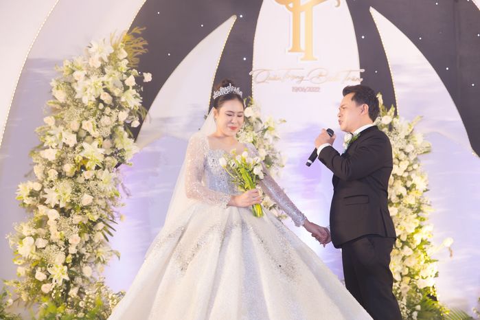 Dàn sao Việt lầy lội chơi trò tìm đồ trong đám cưới Hồ Bích Trâm