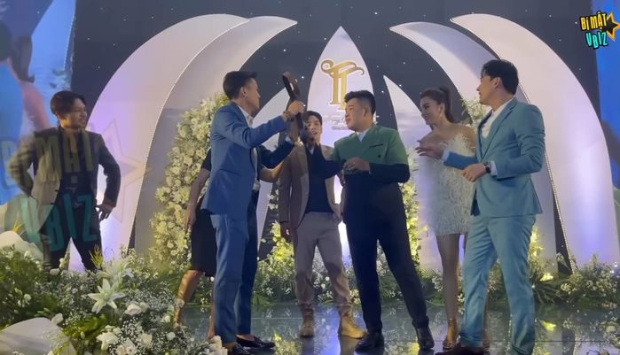 Dàn sao Việt lầy lội chơi trò tìm đồ trong đám cưới Hồ Bích Trâm