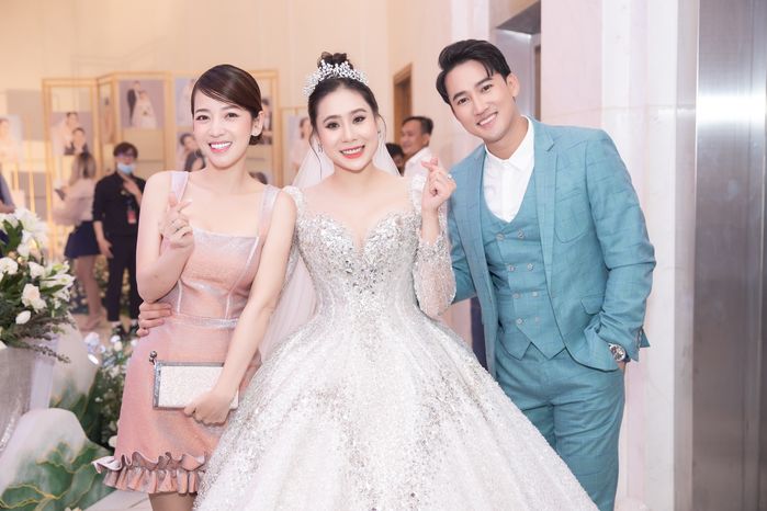 Dàn sao Việt lầy lội chơi trò tìm đồ trong đám cưới Hồ Bích Trâm