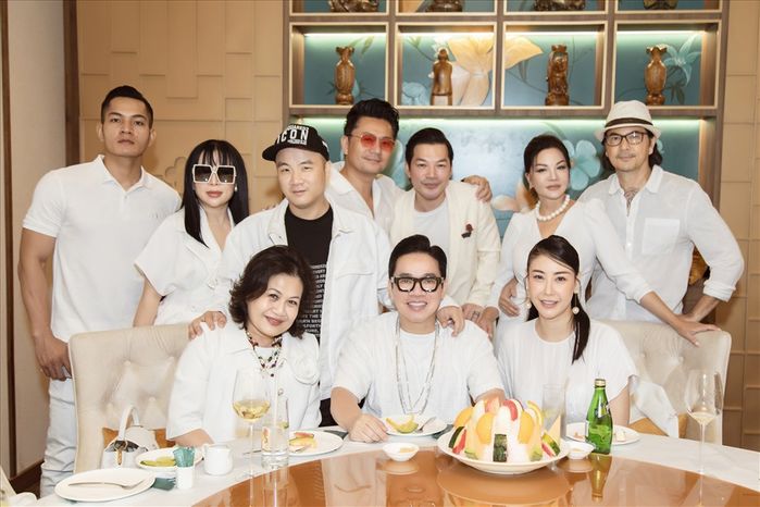 Dàn sao Việt diện sắc trắng đổ bộ resort đắt nhất Việt Nam xem show