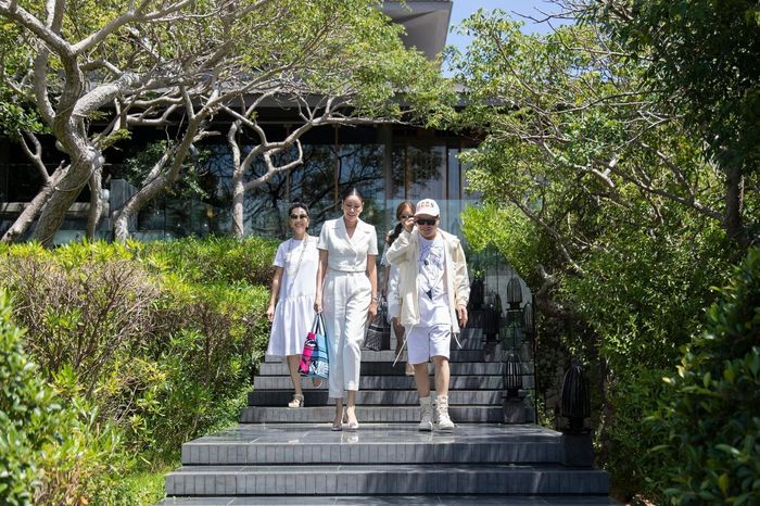 Dàn sao Việt diện sắc trắng đổ bộ resort đắt nhất Việt Nam xem show