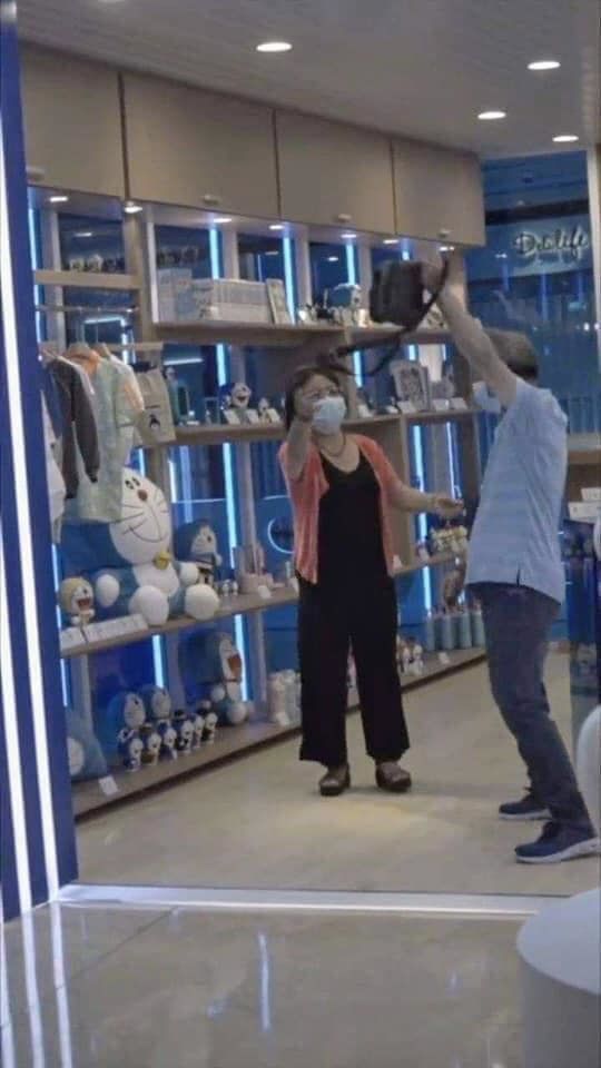 Dắt tay nhau đi trung tâm thương mại, cụ bà nhõng nhẽo đòi Doraemon 