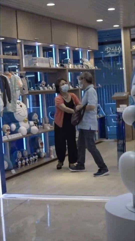 Dắt tay nhau đi trung tâm thương mại, cụ bà nhõng nhẽo đòi Doraemon 