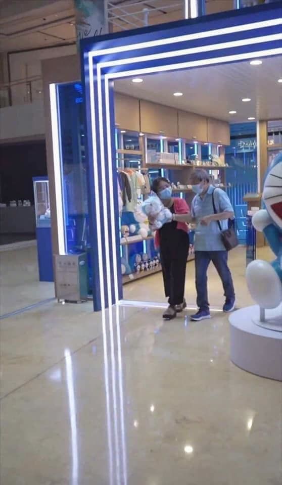 Dắt tay nhau đi trung tâm thương mại, cụ bà nhõng nhẽo đòi Doraemon