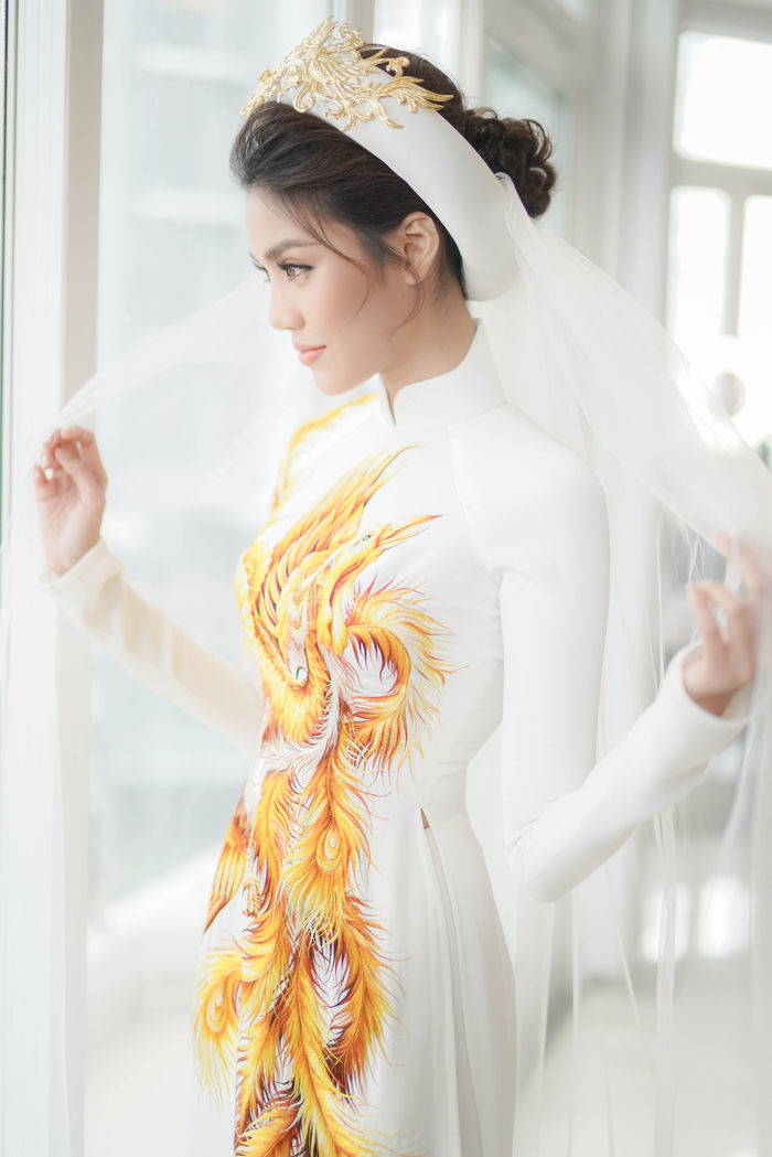 Đọ áo dài cưới sắc trắng đắt hơn vàng của mỹ nhân Việt
