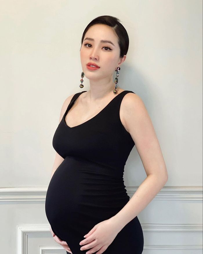 Đọ sắc mẹ bầu Vbiz tháng cuối thai kỳ: Phạm Quỳnh Anh phá nét vẫn xinh