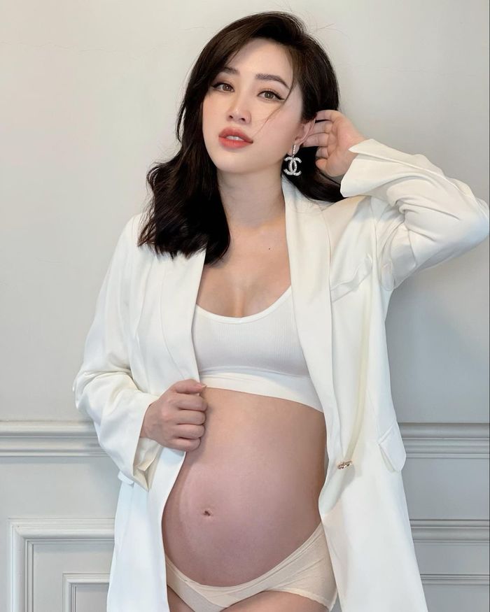 Đọ sắc mẹ bầu Vbiz tháng cuối thai kỳ: Phạm Quỳnh Anh phá nét vẫn xinh
