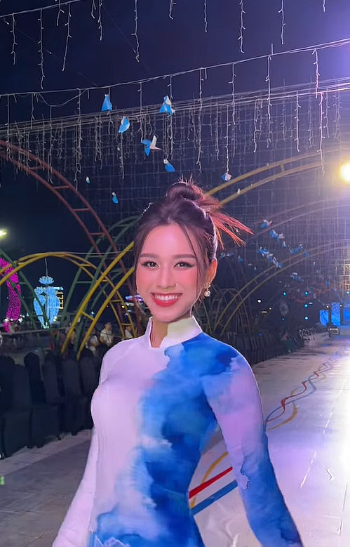 Đỗ Thị Hà khiến netizen nức lòng với hành động dành cho người lớn tuổi