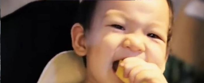 Em bé đội áo mưa đi theo mẹ bán hoa mưu sinh: Ai cũng nghẹn lòng
