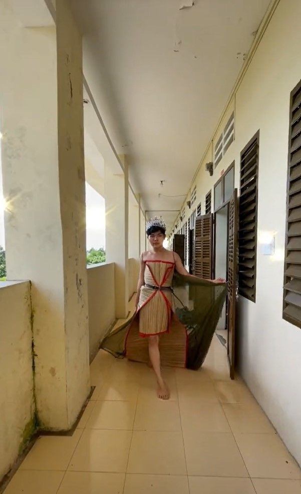 Fan nhí cover màn final walk của Hoa hậu Khánh Vân