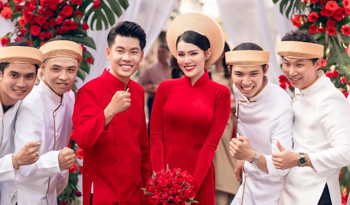 Gái xinh ngày cưới được tặng siêu xe 10 tỷ: Mẹ chồng cưng như trứng