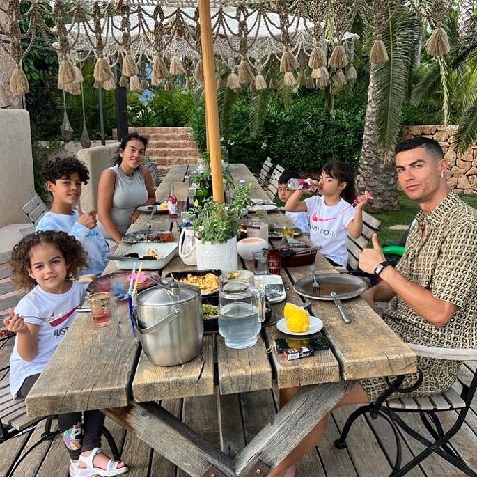 Gia đình CR7 nghỉ dưỡng 10 ngày: Đi bằng máy bay, du thuyền riêng