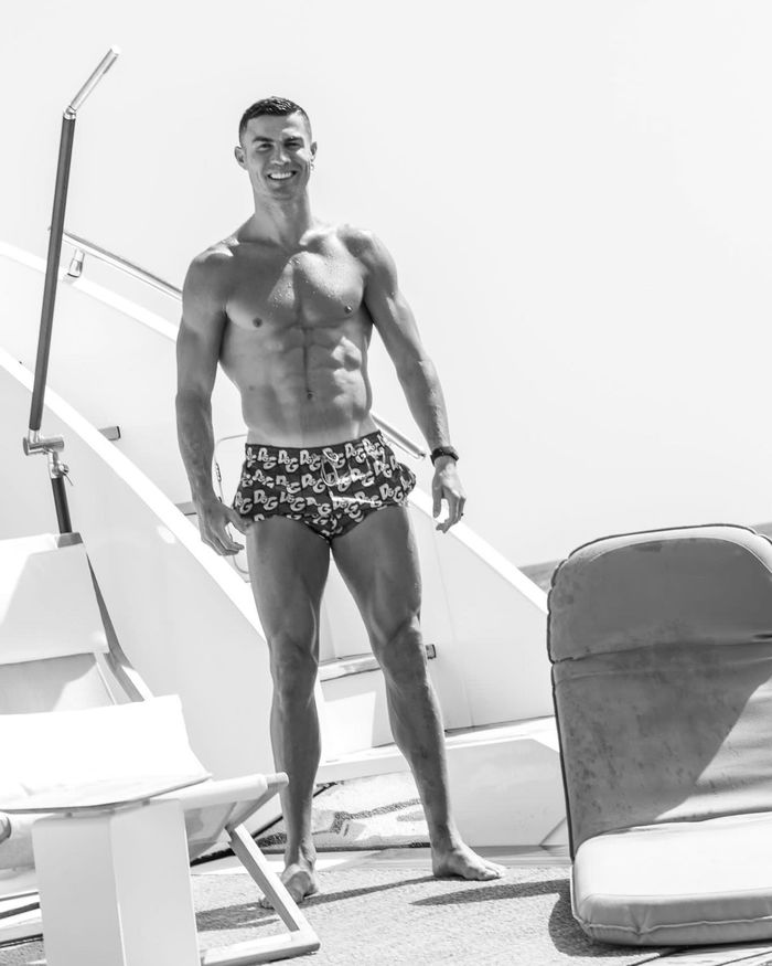 Gia đình CR7 nghỉ dưỡng 10 ngày: Đi bằng máy bay, du thuyền riêng