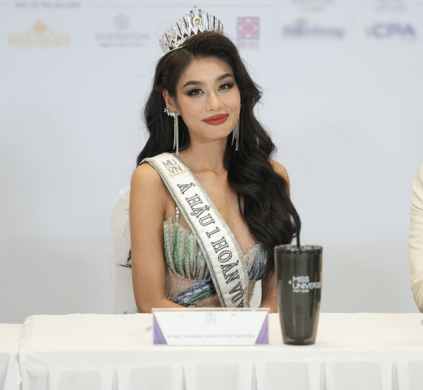Gia đình cực phẩm của Á Hậu 1 HHHV 2022: Bố mẹ có gu thời trang chất