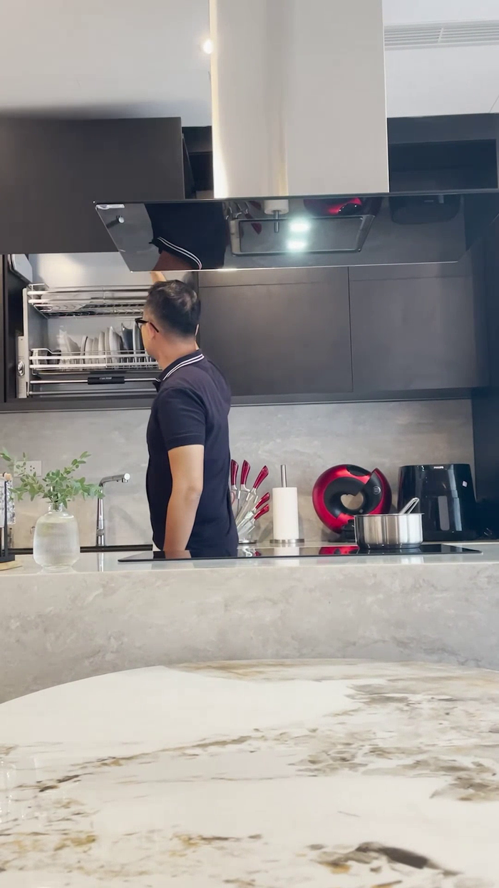 Góc bếp của BTV Đức Bảo: tươm tất, sạch đẹp đến hội chị em cũng mê