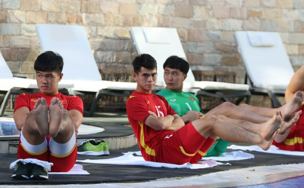 Góc đã con mắt: Các cầu thủ Việt Nam kéo nhau đi bơi khoe múi