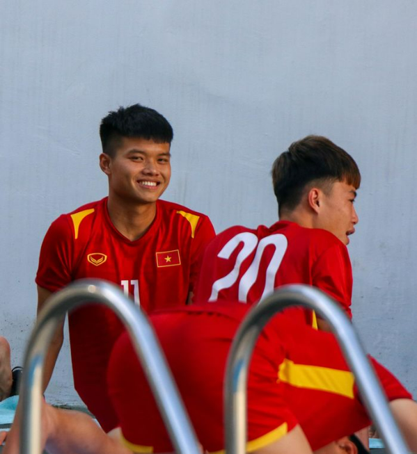 Góc đã con mắt: Các cầu thủ Việt Nam kéo nhau đi bơi khoe múi