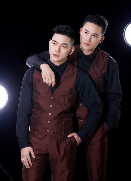 Hà Trí Quang - Thanh Đoàn được phụ huynh giúp treo ảnh cưới