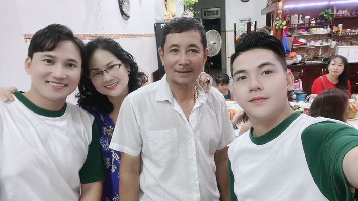 Hà Trí Quang - Thanh Đoàn được phụ huynh giúp treo ảnh cưới