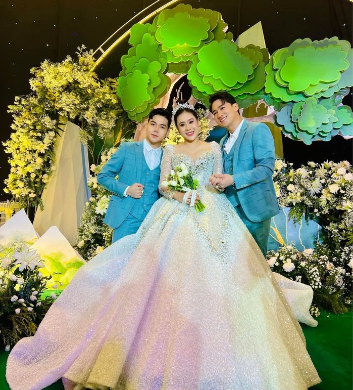 Hà Trí Quang - Thanh Đoàn được phụ huynh giúp treo ảnh cưới