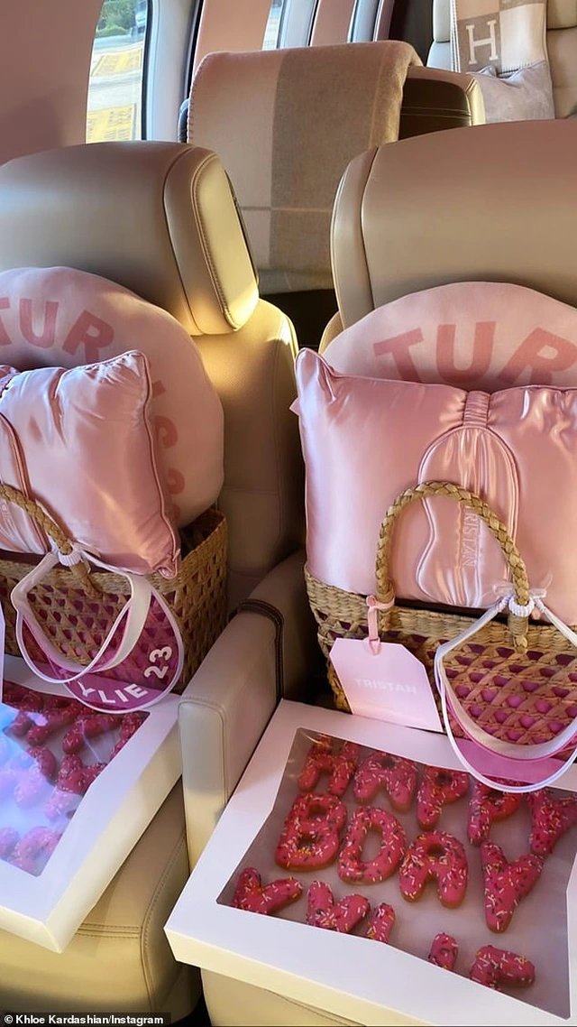 Hai chị em tỷ phú Kardashian: Tậu phi cơ riêng toàn mấy nghìn tỷ đồng