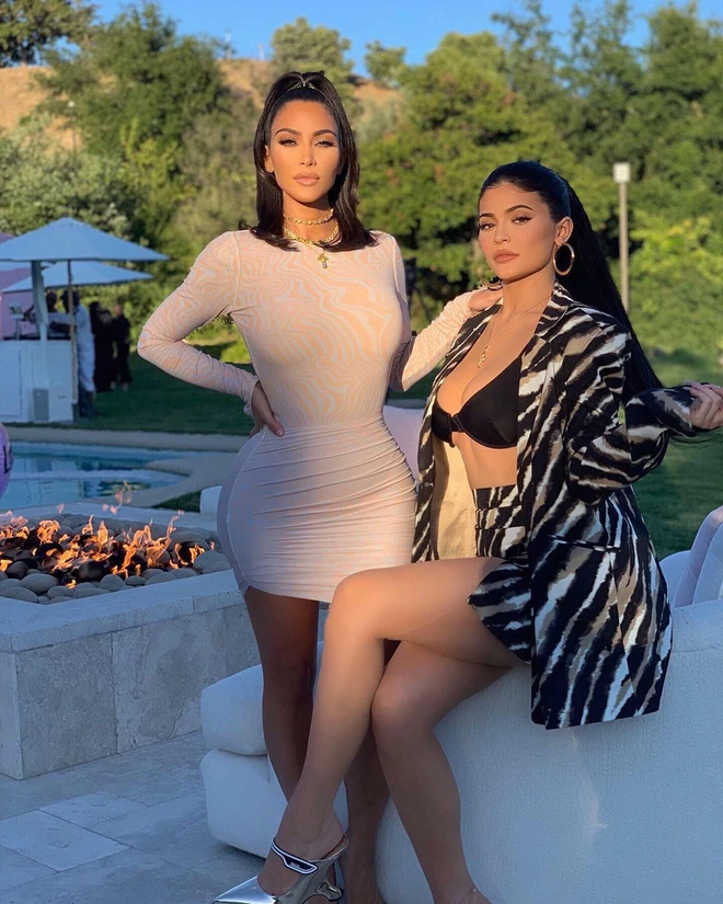 Hai chị em tỷ phú Kardashian: Tậu phi cơ riêng toàn mấy nghìn tỷ đồng