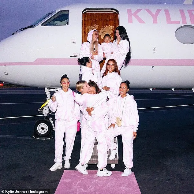 Hai chị em tỷ phú Kardashian: Tậu phi cơ riêng toàn mấy nghìn tỷ đồng