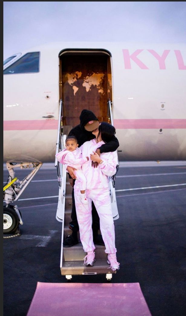 Hai chị em tỷ phú Kardashian: Tậu phi cơ riêng toàn mấy nghìn tỷ đồng