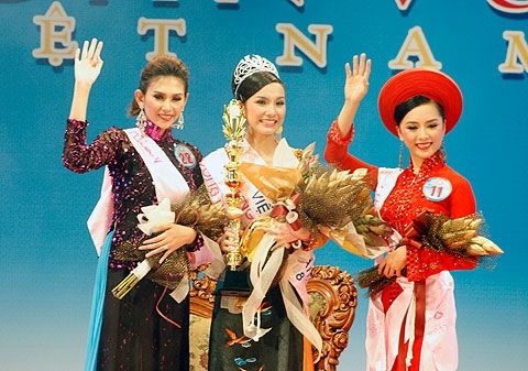 Trùng hợp thú vị: H'Hen Niê trao vé vàng, Ngọc Châu lên làm Hoa hậu