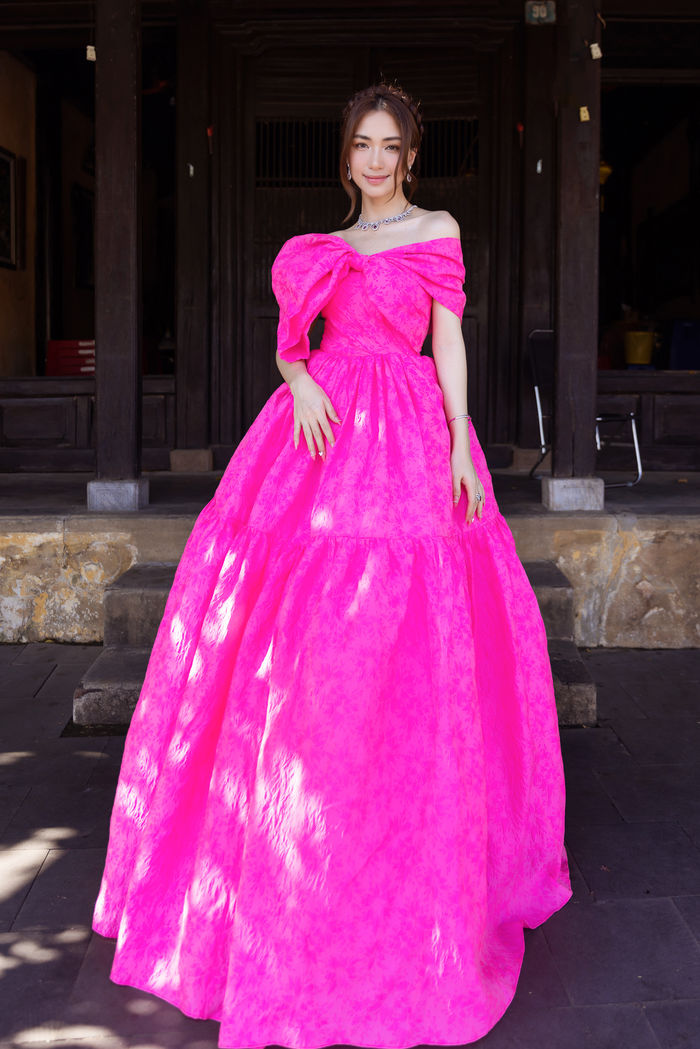 Hòa Minzy quyết tâm làm “công chúa” đời thực: BST váy xòe bồng đồ sộ