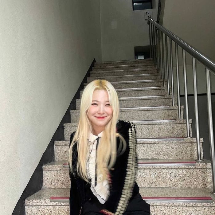 Idol HYBE đua nhau check-in cầu thang: Mỹ nữ LE SSERAFIM giỏi tấu hài
