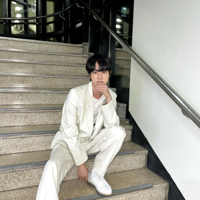 Idol HYBE đua nhau check-in cầu thang: Mỹ nữ LE SSERAFIM giỏi tấu hài