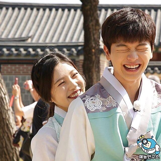 Idol ngày nay: Cách xa cả mét, mất tăm những trò skinship, ghép đôi