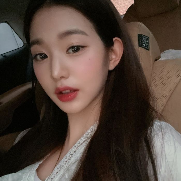 Idol nữ rủ nhau khoe cơ bụng: Jang Wonyoung 18 tuổi mà không kém ai